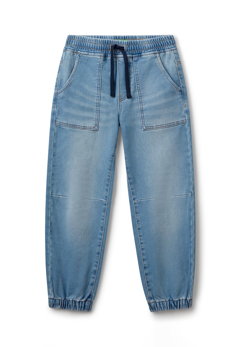 Pantalones jogger de mezclilla azul claro con cintura elástica, cordón negro, bolsillos frontales de parche y puños elásticos en los tobillos.