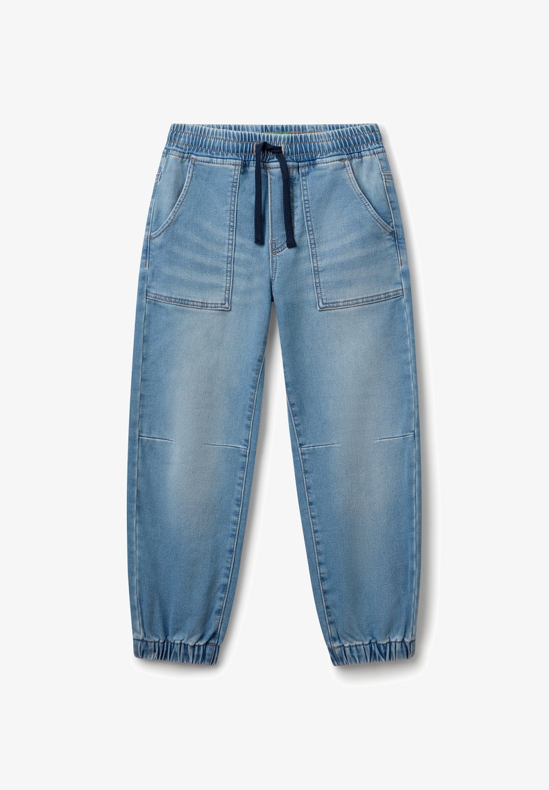 Pantalones jogger de mezclilla azul claro con cintura elástica, cordón negro, bolsillos frontales de parche y puños elásticos en los tobillos.