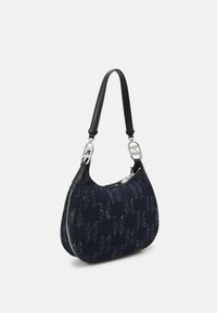 Mörkblå tyghandväska med en rundad form, läderdetaljer, silverfärgad hårdvara och ett mönstrat tyg. Har ett dragkedjestängning och axelrem.