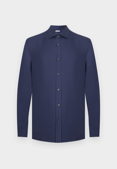 Πουκάμισο σε σκούρο μπλε με μακριά μανίκια, κλασικό γιακά και επτά κουμπιά μπροστά, εμφανίζεται σε ανοιχτό γκρι φόντο.