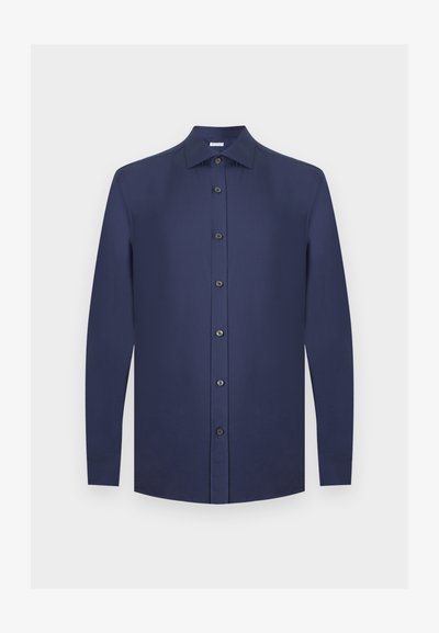 Πουκάμισο σε σκούρο μπλε με μακριά μανίκια, κλασικό γιακά και επτά κουμπιά μπροστά, εμφανίζεται σε ανοιχτό γκρι φόντο.