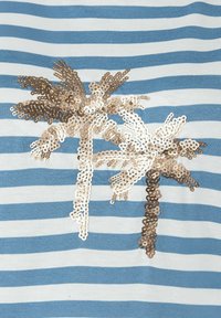 Blau-weißer gestreifter Stoff mit zwei Palmenmotiven aus goldenen und cremefarbenen Pailletten, die mit filigranen Details und Texturen versehen sind.