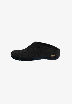 Sort slip-on tøfler med tyk gummisål og filt-overdel, lav bag, og lille sideetiket på hvid baggrund.