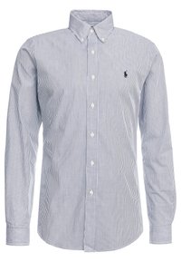 Męska koszula z długim rękawem, zapinana na guziki, w cienkie pionowe niebieskie i białe paski, z małym haftowanym logo po lewej stronie klatki piersiowej.