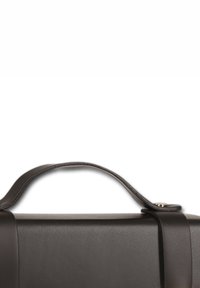 Zwarte leren handtas met een gladde textuur, platte vorm en een gebogen handvat. Heeft een subtiele accentversiering bij het handvat.