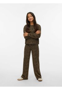 Rudos tonų laisvalaikio drabužių komplektas su leopardų raštu, kuriame yra ilgomis rankovėmis marškinėliai ir laisvai krentančios kelnės, pagamintas iš minkštos, lygaus tekstūros audinio.