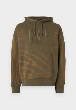 Olivgrüner Kapuzenpullover mit langen Ärmeln, Fronttasche, Kordelzug und großem, geprägtem "GAP"-Logo auf der Brust.