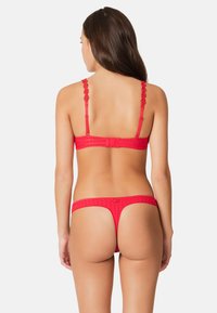 Rotes Unterwäscheset mit karierter Musterung, floral verzierten verstellbaren Trägern und einem Thong-Design mit dekorativem Rückendetail.