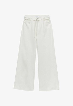 Białe spodnie o wysokim stanie i szerokich nogawkach z szlufkami na pasek, guzikiem z przodu, sznurkiem do wiązania oraz kieszeniami z przodu.