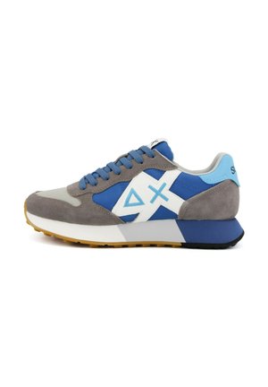 Niskie trampki z szarego zamszu, niebieskiej tkaniny, białym geometrycznym logo, niebieskimi sznurowadłami i podeszwą z gumy naturalnej, pokazane z profilu na białym tle.