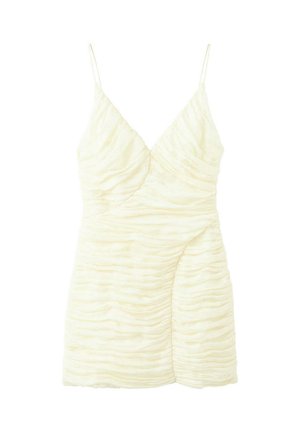 Mini-robe couleur crème avec texture froncée, décolleté en V profond et fines bretelles spaghetti.