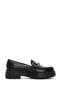 Mocasines de cuero negro con un frente elevado, acentos de hardware plateado, suela gruesa y textura suave. Diseñados para un estilo casual pero clásico.