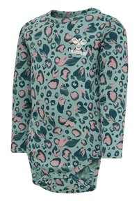 Långärmad bodysuit i teal med rosa och marinblå leopardmönster. Har rund halsringning och tryckknapp stängning i botten för enkelt påklädande.