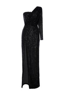 Czarna wieczorowa suknia wyszywana cekinami, z jednym długim rękawem, odsłoniętym jednym ramieniem, dopasowaną talią oraz rozcięciem na przodzie sięgającym uda.
