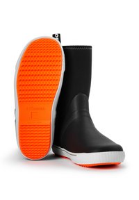 Botas de lluvia de goma negras con una suela texturada naranja, detalles en blanco y un tirador. Presentan una superficie lisa y un diseño de punta redondeada.