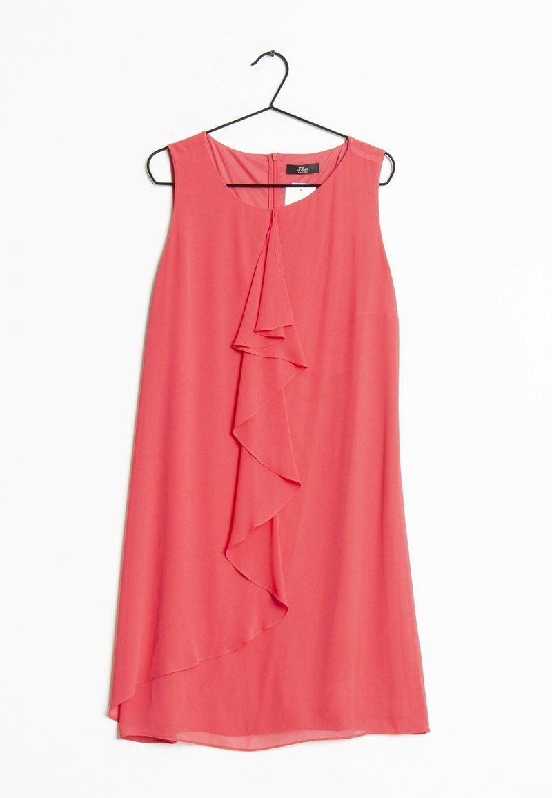 Robe sans manches corail avec un détail en volants superposés sur le devant, texture lisse et fermeture éclair à l'arrière, accrochée à un crochet noir.