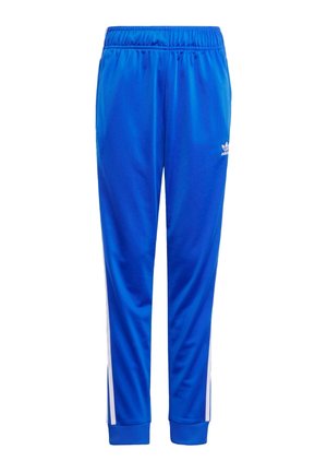 Pantaloni della tuta Adidas blu con vita elasticizzata, polsini alla caviglia a costine e strisce laterali bianche, logo Adidas sulla parte superiore della coscia sinistra.