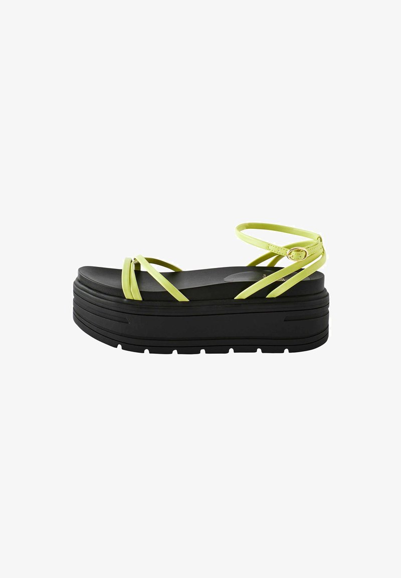 Sandali platform neri con suola texturizzata, dotati di cinturini gialli brillanti e una cinghia regolabile alla caviglia.