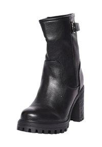 Stivale alla caviglia in pelle nera con tacco spesso, finitura testurizzata, cerniera laterale e cinturino decorativo. Suola robusta con design a battistrada antiscivolo.