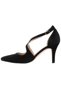 Scarpa nera in suede con tacco alto, punta affusolata, lati intagliati e una cinghia alla caviglia regolabile. Presenta un sottile tacco a spillo.