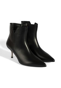 Schwarze Leder-Stiefeletten mit spitz zulaufender Zehenpartie, seitlichem Reißverschluss und einem schlanken, metallischen Absatz. Glatte Textur, minimalistisches Design und schlankes Profil.