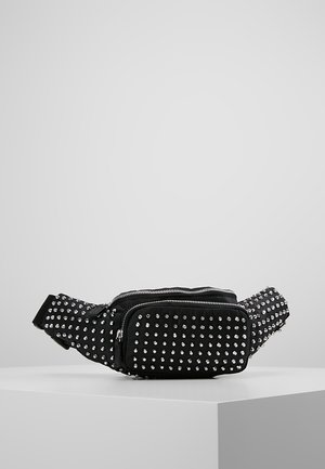 Czarna materiałowa nerka z dwoma zamykanymi na suwak przegródkami, całkowicie pokryta równomiernie rozmieszczonymi srebrnymi ćwiekami, prezentowana na białej powierzchni.