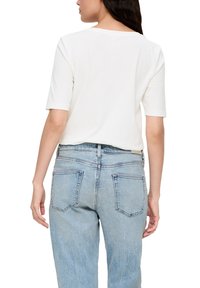 s.Oliver MIT GLÄNZENDEM - T-Shirt print - ecru