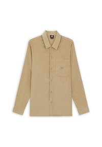 Beige corduroy overhemd met een klassieke kraag, lange mouwen, knoopsluiting aan de voorkant en een borstzak met een logo patch. Glad textuur.
