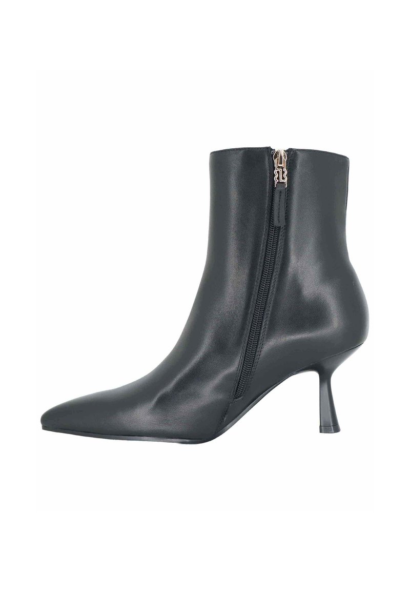 Botín de cuero negro con punta puntiaguda, cierre lateral con cremallera y tacón cónico. Textura lisa con diseño elegante.