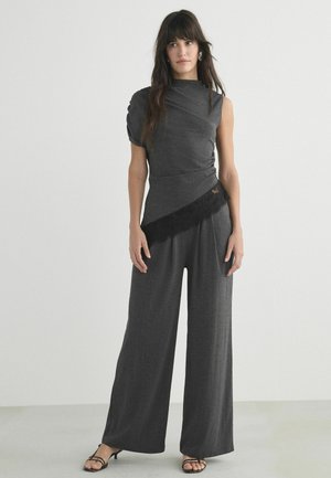 Next, REGULAR FIT - SLEEVELESS ASYMMETRICAL LACE HEM TOP - Bluse - charcoal grey