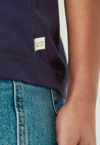 Little Bird SHORT SLEEVE RAINBOW STRIPE  REGULAR FIT - Apdrukāts T-krekls - navy
