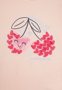 Tricou roz deschis cu un grafic ce prezintă două personaje de cireșe zâmbitoare cu accesorii în formă de inimă, accente argintii și textul "cherry sweet".