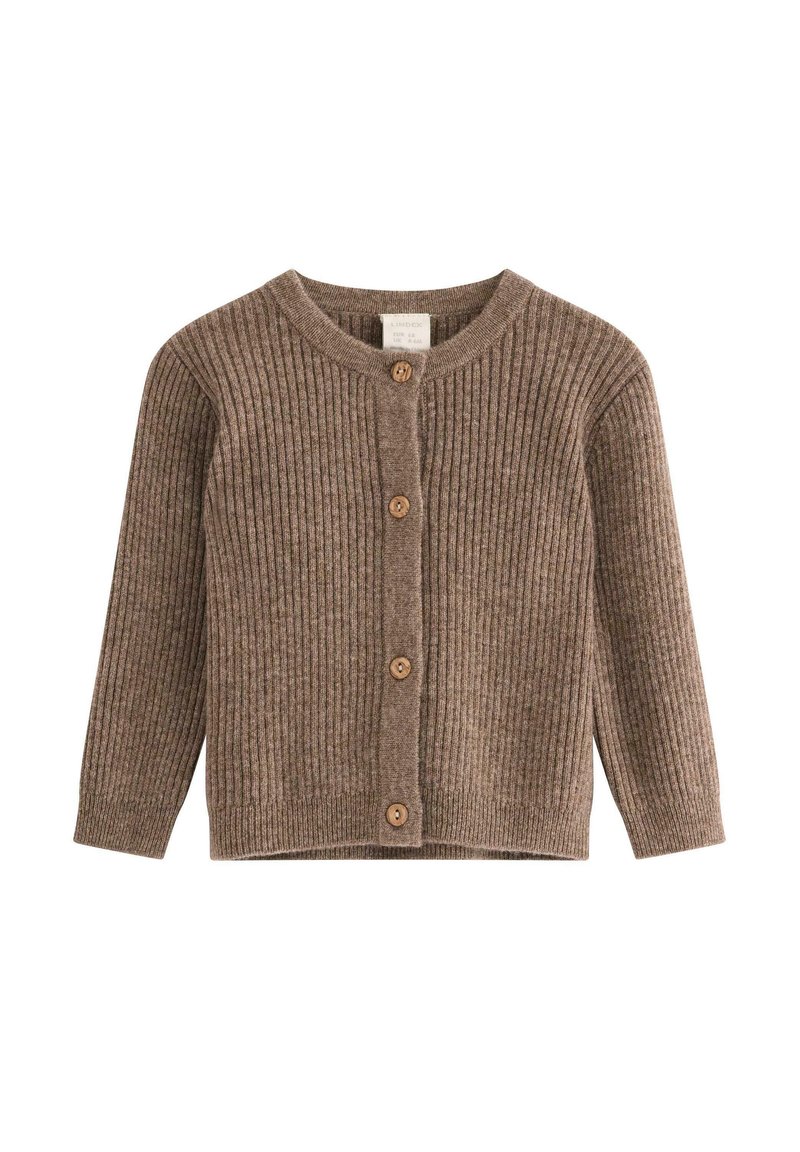 Brun ribbet cardigan lavet af blødt materiale med en rund hals og fem træknapper foran. Lange ærmer med en afslappet pasform.