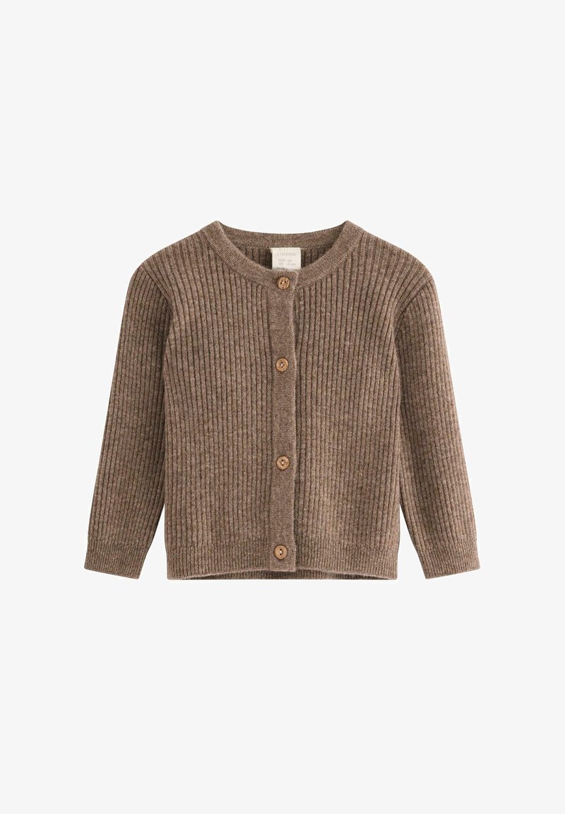 Brun ribbet cardigan lavet af blødt materiale med en rund hals og fem træknapper foran. Lange ærmer med en afslappet pasform.