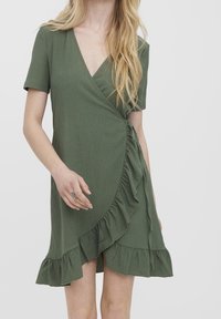 Robe portefeuille verte à manches courtes, dotée d'un col en V, d'un tissu texturé et d'un ourlet froncé le long d'un côté.