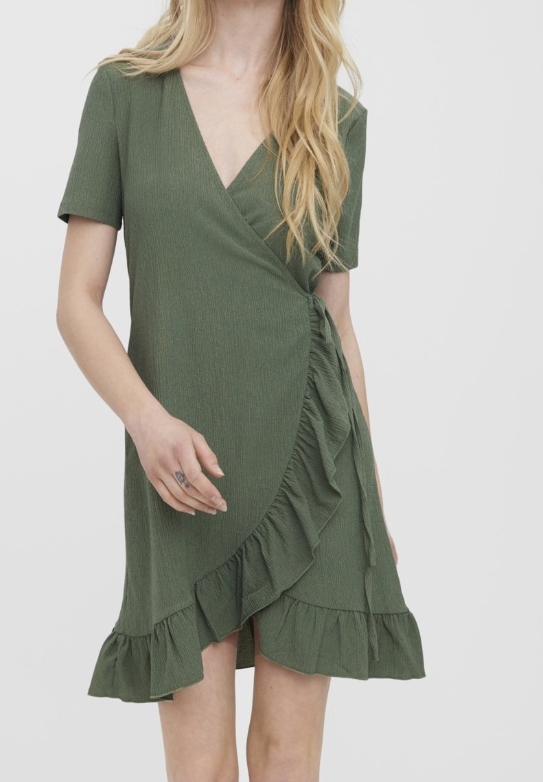 Robe portefeuille verte à manches courtes, dotée d'un col en V, d'un tissu texturé et d'un ourlet froncé le long d'un côté.