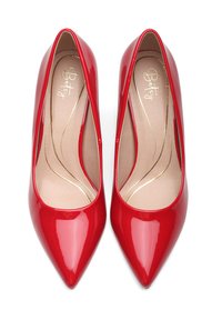 Décolleté in pelle verniciata rossa con punte affusolate, texture liscia e dettagli dorati sulla fodera interna.