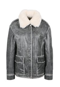 Giacca in pelle grigia con colletto in pelliccia sintetica, chiusura frontale con zip, due tasche con pattina e dettagli di cucitura visibili.
