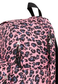 Eastpak DAY OFFICE - Malý batoh  - beastimal pink
