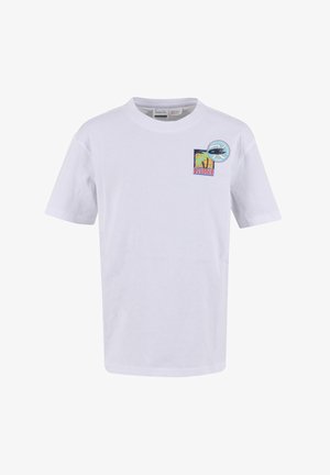 T-shirt blanc manches courtes à col rond avec un petit motif coloré représentant un globe terrestre et une empreinte de main sur la partie gauche de la poitrine.