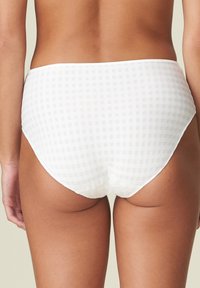 Białe bikini dolne w kratkę o gładkiej fakturze i średnim pokryciu, z prostym elastycznym pasem i bez widocznych elementów metalowych.