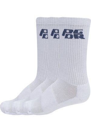 Drei weiße Sportsocken mit Rippenstruktur und blauem "PATR"-Logo nahe der Oberseite, nebeneinander angeordnet.