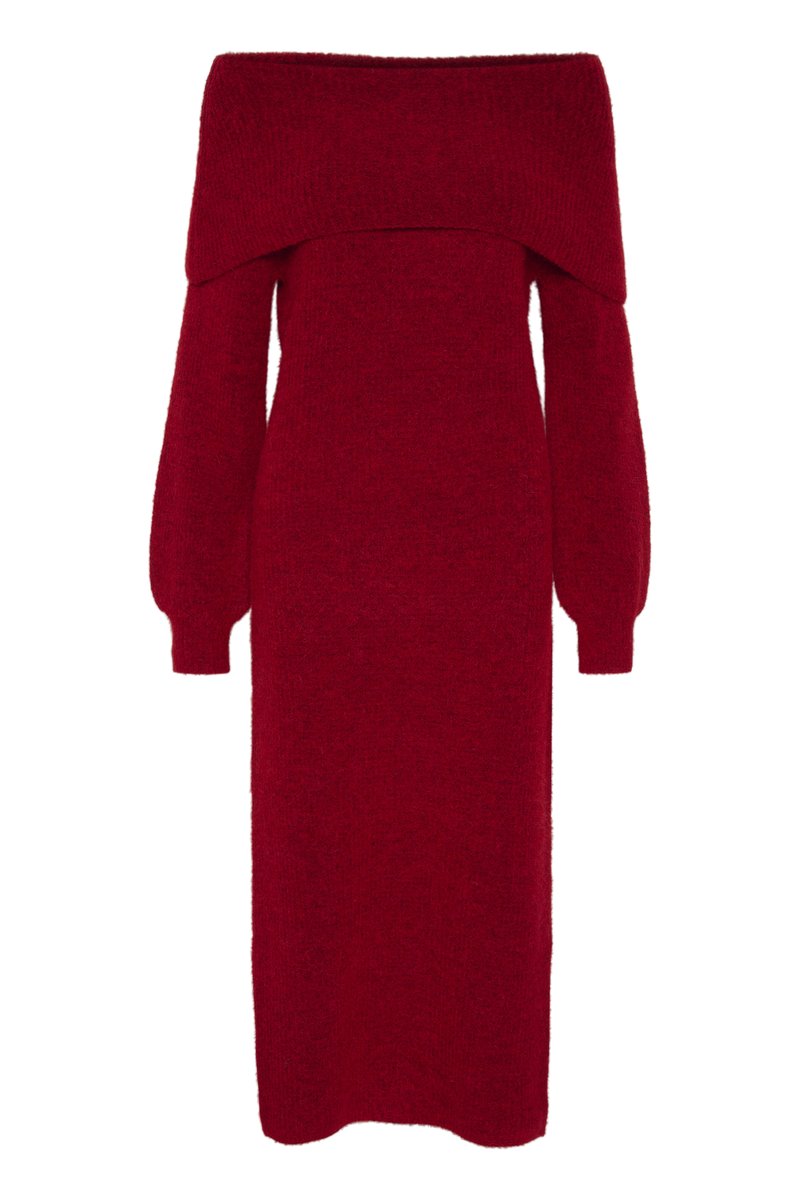 Rotes Strickkleid mit schulterfreiem Design, langen Puffärmeln und figurbetonter Silhouette, mit einem weichen, strukturierten Finish.