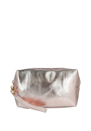 Bolsa rectangular metálica en tono oro rosa texturizada con cremallera y correa de muñeca desmontable sobre fondo blanco.