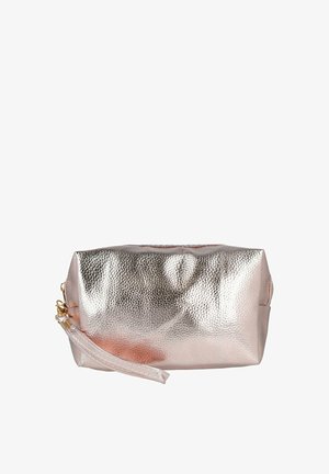 Bolsa rectangular metálica en tono oro rosa texturizada con cremallera y correa de muñeca desmontable sobre fondo blanco.
