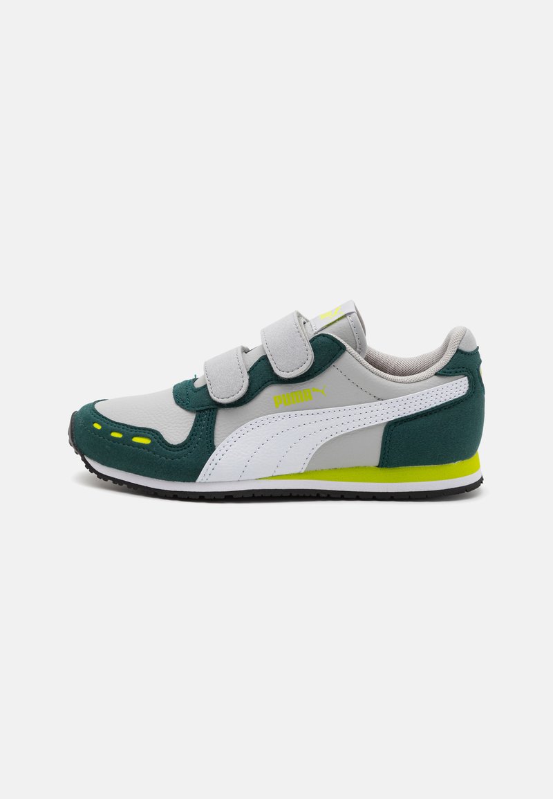 Baskets de sport Puma en gris, daim vert et cuir blanc. Elles possèdent deux bandes velcro, une tige texturée et une semelle en caoutchouc noir avec un accent jaune.