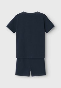 Marineblauw T-shirt met korte mouwen en bijpassende korte broek, gezien van achteren tegen een effen lichte achtergrond.