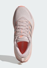 Scarpa sportiva rosa chiaro realizzata in materiale a rete, con tomaia testurizzata, strisce riflettenti e un logo arancione accentato all'interno del collare.