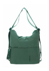 Sac d'épaule en tissu vert avec une surface texturée, une bandoulière réglable unique, une fermeture éclair et une poche avant ; présente un marquage minimal.