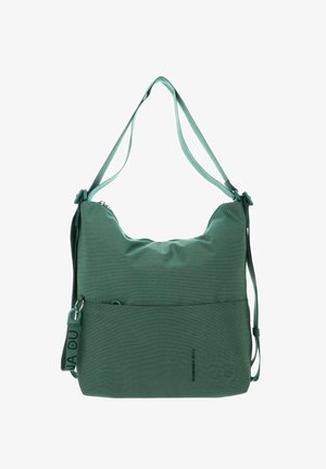 Sac d'épaule en tissu vert avec une surface texturée, une bandoulière réglable unique, une fermeture éclair et une poche avant ; présente un marquage minimal.